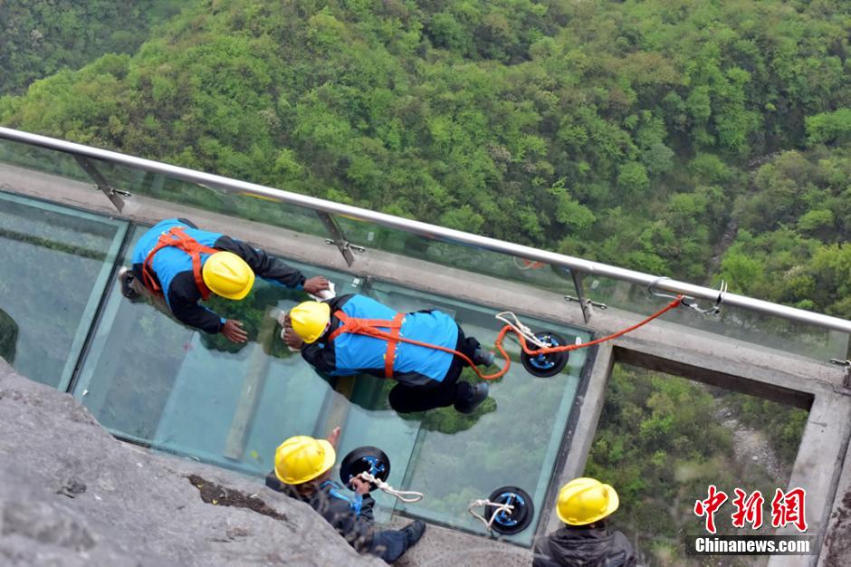 张家界玻璃栈道换新 维修工悬空千米高空 