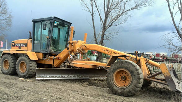 大兴农场公路站刮道机为农业生产保驾护航