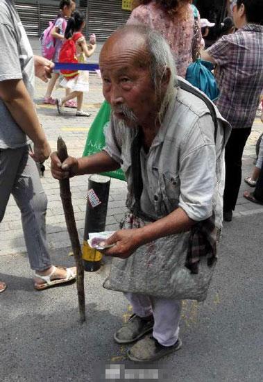 今天上午,郑州金水区纬五路第一小学门口,有一位乞讨老人