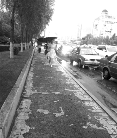 哈尔滨市中山路300米人行道 彩色水泥路 变成"黑石路"