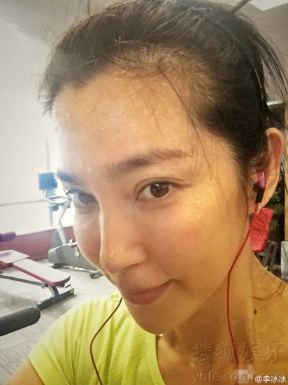 李冰冰秀水蛇腰挥汗如雨 青春无敌活力无限