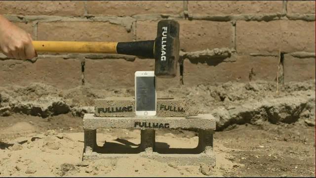 iPhone 6s惨遭蹂躏 用液氮浸硬后大锤砸碎
