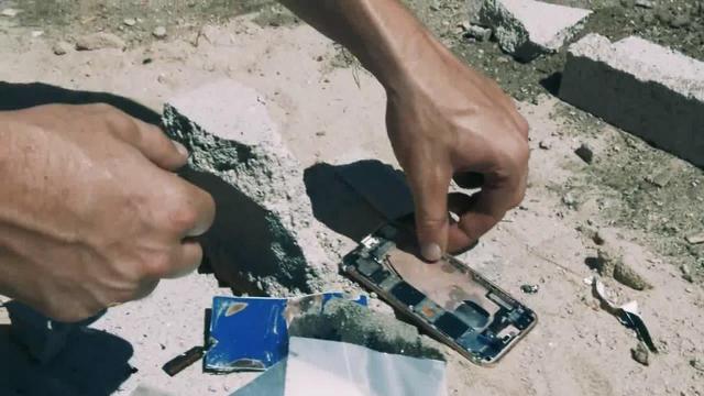 iPhone 6s惨遭蹂躏 用液氮浸硬后大锤砸碎