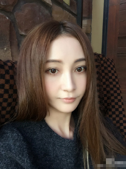 姚笛晒罕见自拍庆杀青 网友寄语愿其做自己