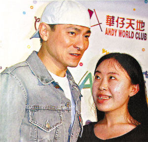 粉丝疯狂追星:村民开拖拉机要赵薇签名 郭德纲遭强吻
