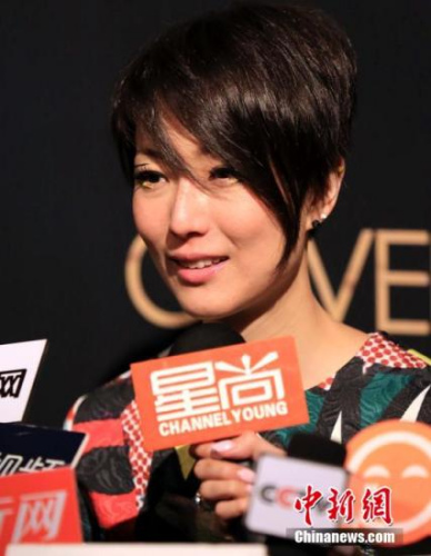 粉丝疯狂追星:村民开拖拉机要赵薇签名 郭德纲遭强吻