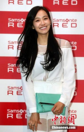 粉丝疯狂追星:村民开拖拉机要赵薇签名 郭德纲遭强吻