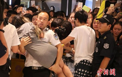 粉丝疯狂追星:村民开拖拉机要赵薇签名 郭德纲遭强吻