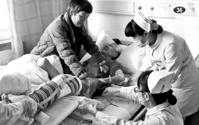 八旬老太外出被两名男子摔成骨折拽走金耳坠(图)
