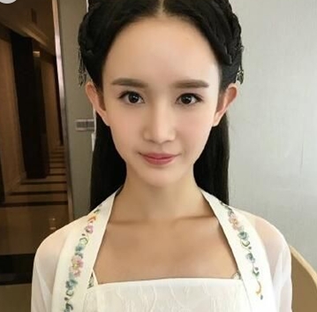 于正90后“新欢”成梓宁撞脸杨幂 揭女星撞脸王