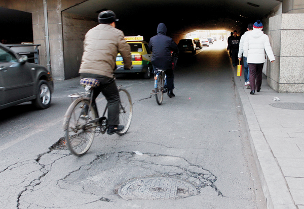 齊齊哈爾市橋洞子路面裂縫車輛難行