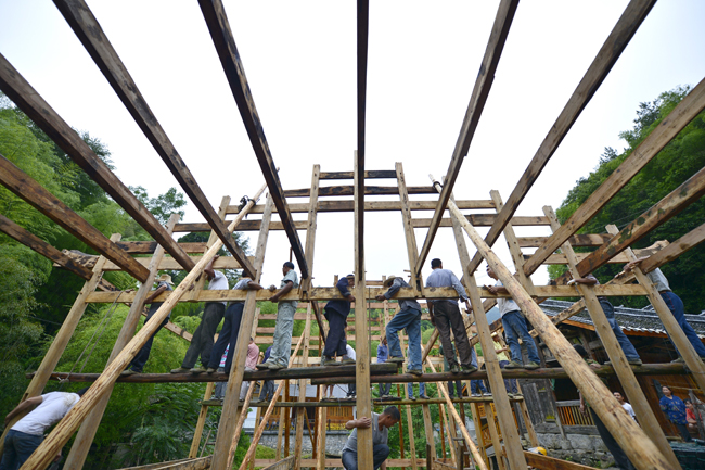 湖北恩施:旅游助推吊脚楼建造技艺活态传承