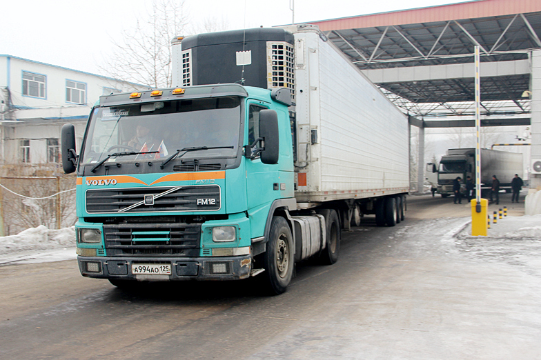 俄罗斯大货车从公路口岸入境记者 李想 摄