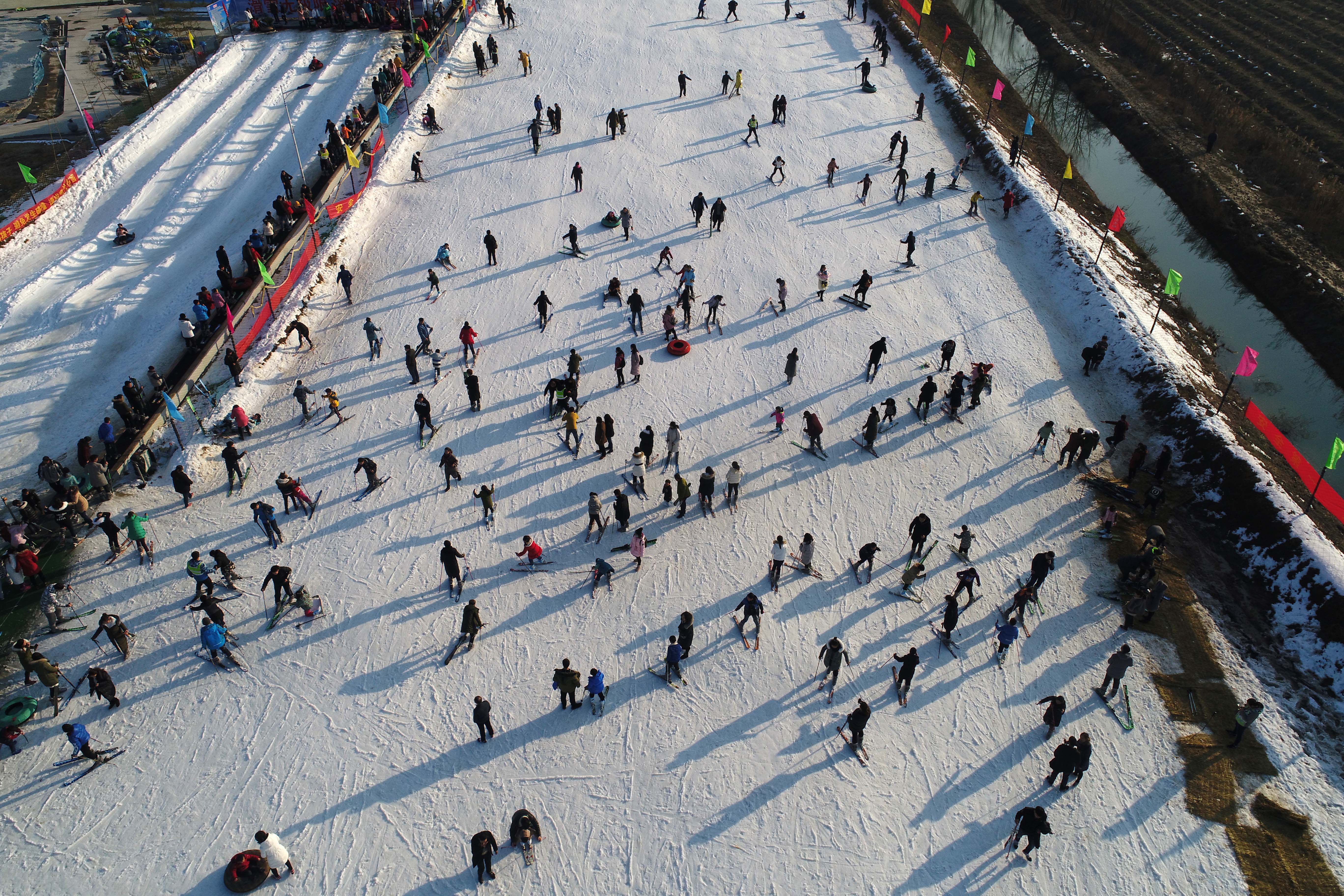 2月2日,遊人在江蘇省淮安市碼頭鎮人工雪場感受冰雪的樂趣.