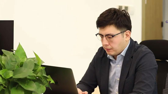 Казахстанец строит карьеру в китайской провинции Хайнань