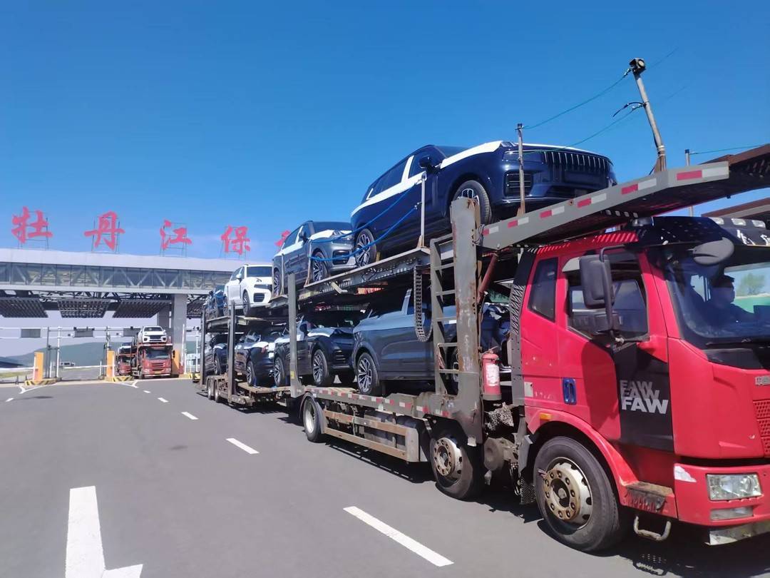 Состоялась церемония запуска первого экспорта полнокомплектных автомобилей Хэйлунцзянской компании по производству специальных автомобилей «Бэйфан» в Россию
