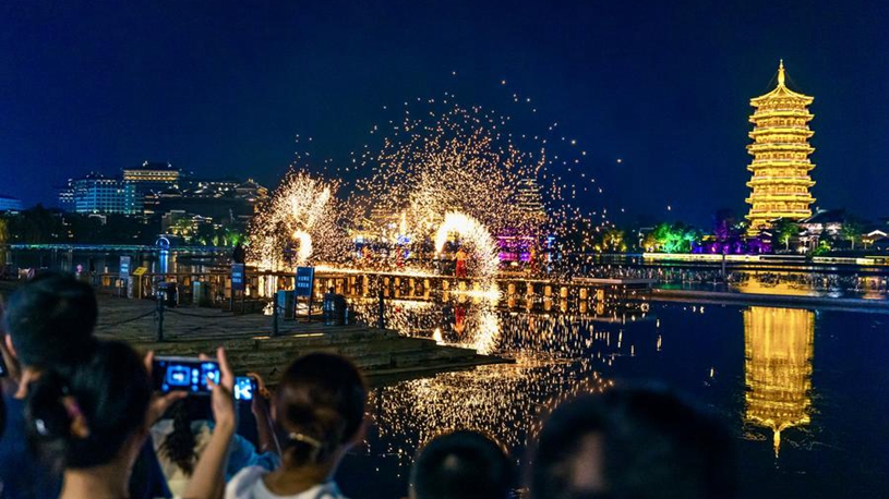 Scorching heat fuels China's booming nighttime tourism