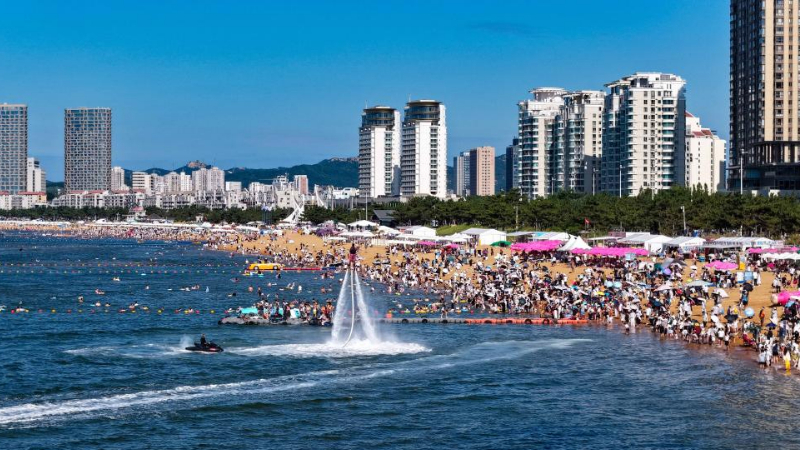 People enjoy summer vacation across China