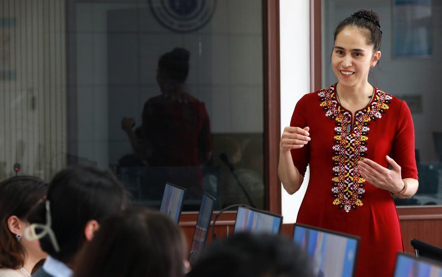 От студентки до преподавательницы -- туркменка содействует обменам между Китаем и внешним миром